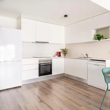 Contemporary 2br With Pool & Gym