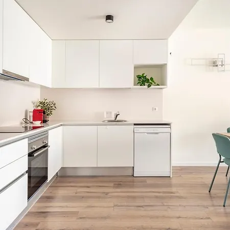 Contemporary 2br With Pool & Gym Apartment *